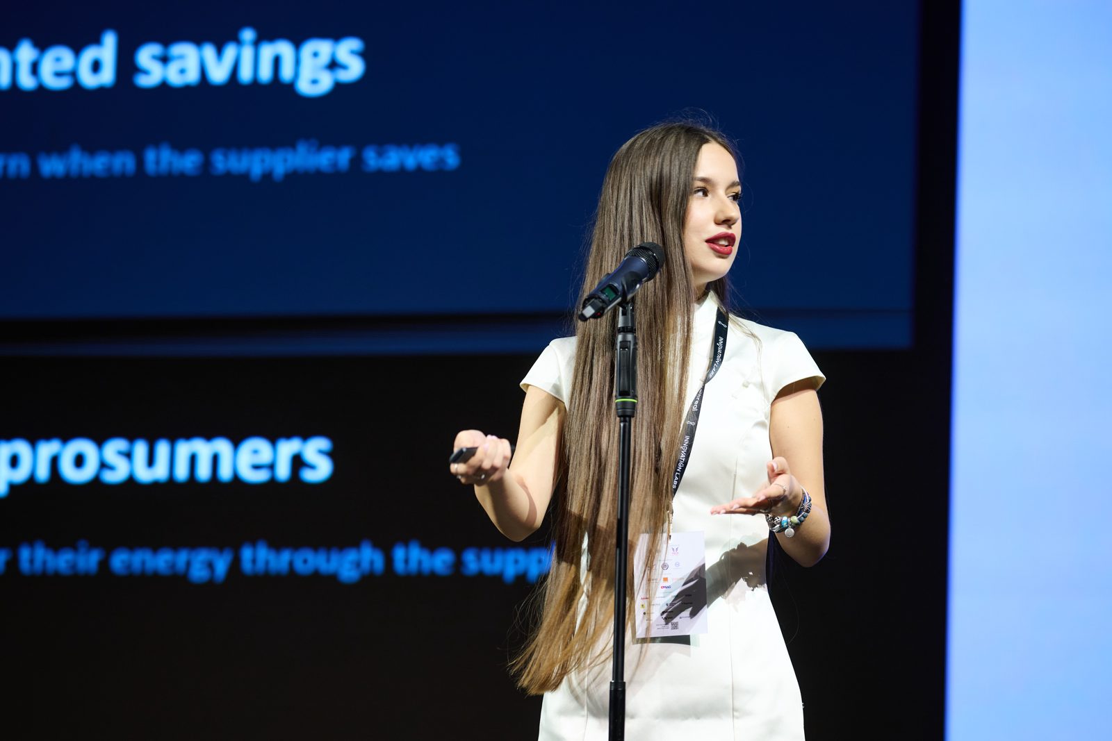 Alexandra pitching Zattify on stage at Innovation Labs, in front of the presentation slides